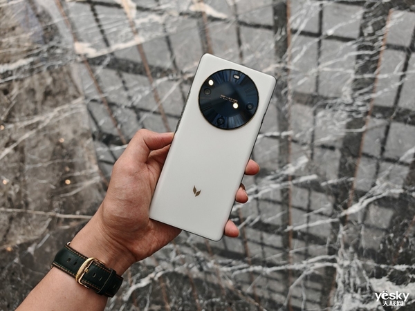 麦芒30手机发布!闪耀星环设计,内置星辰大模型